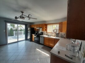 Building Photo - 198 Oak Neck Rd