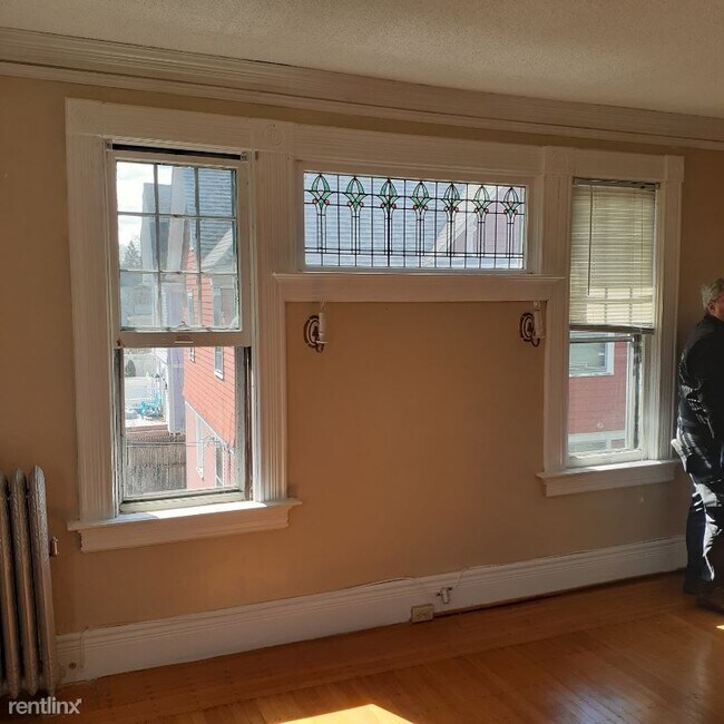 Building Photo - 3 br, 1 bath Apartment - 19-21 Beechwood Ave
