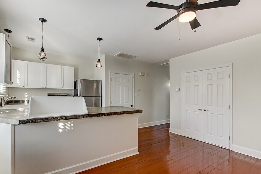 Building Photo - 303 W Henry St