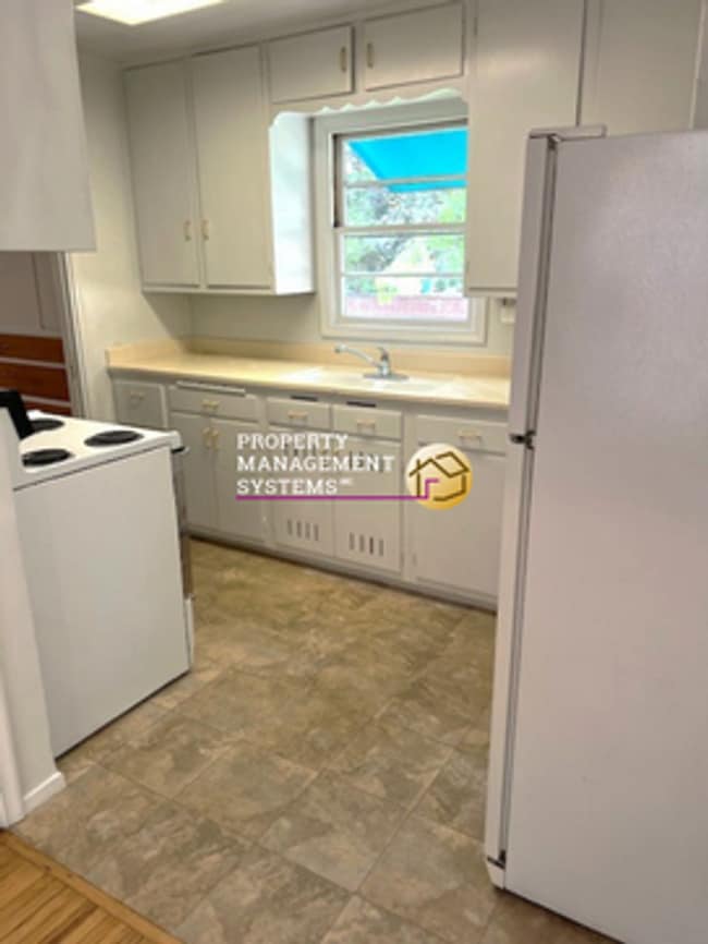 Building Photo - 1 Bedroom Bungalow in Holladay