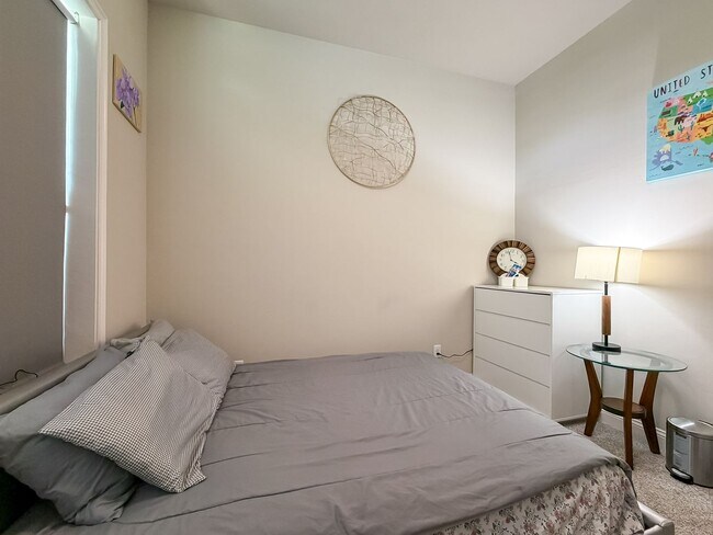 Building Photo - Modern-Luxury 5/3 in Oakmont