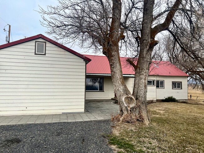 Building Photo - Charming 3 Bedroom 2 Bathroom Country Home...