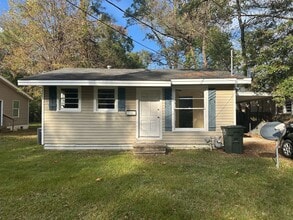 Building Photo - Cute 3 bedroom house!