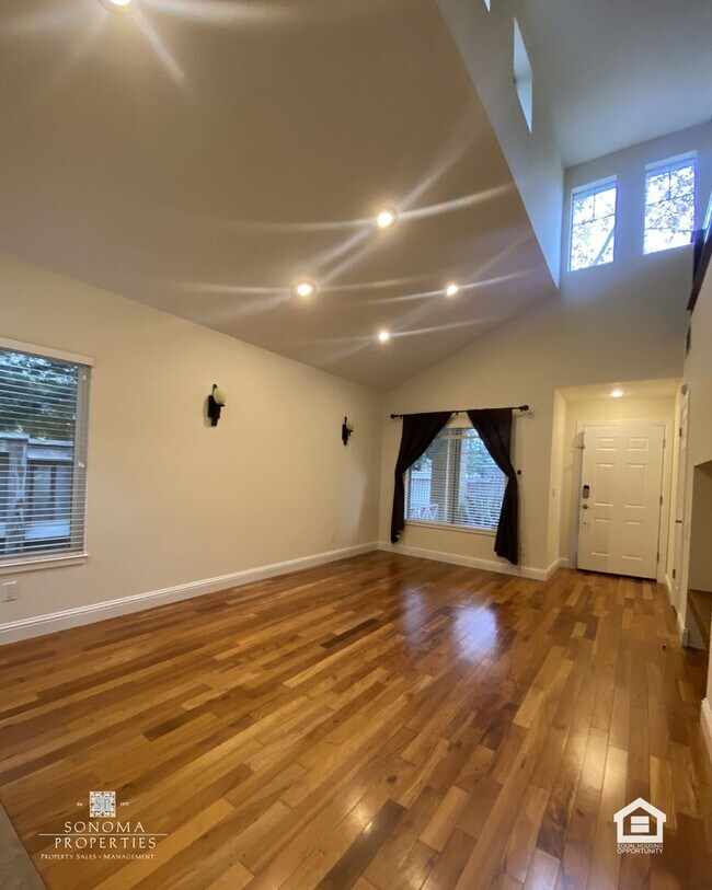 Building Photo - Lovely Updated 3BD/2.5BA Home Located In Fryer Creek!