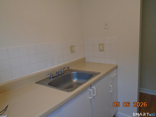 Building Photo - 327 Augur St