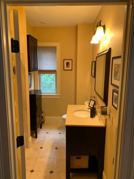 Main bath - 23 Rowe St