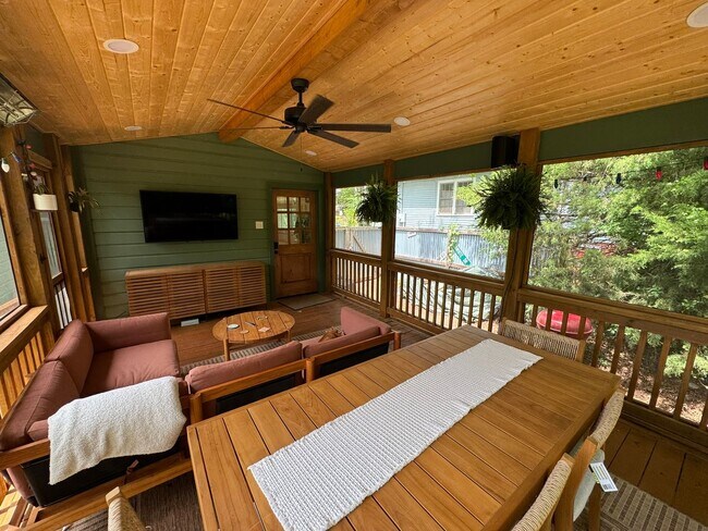Building Photo - Awesome Home Near Downtown Athens!