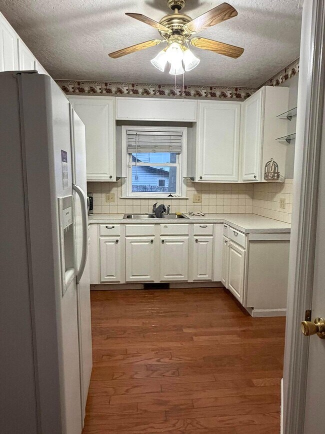 Building Photo - 346 Main St