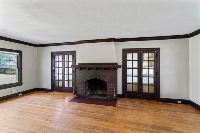 Building Photo - Charming 3-Bed Home Near UMKC with Hardwoo...