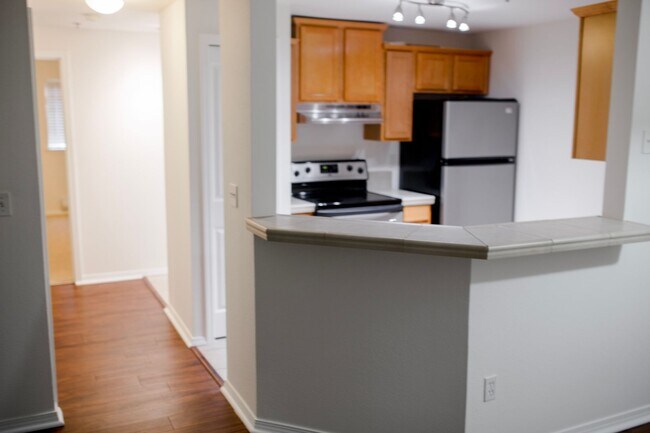 Building Photo - Two Bedroom Two Bathroom Everett Condominium