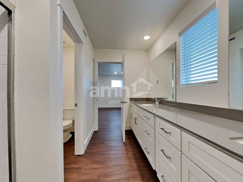 Building Photo - 10091 W Raleigh St