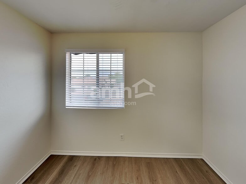 Building Photo - 12717 W Paradise Dr