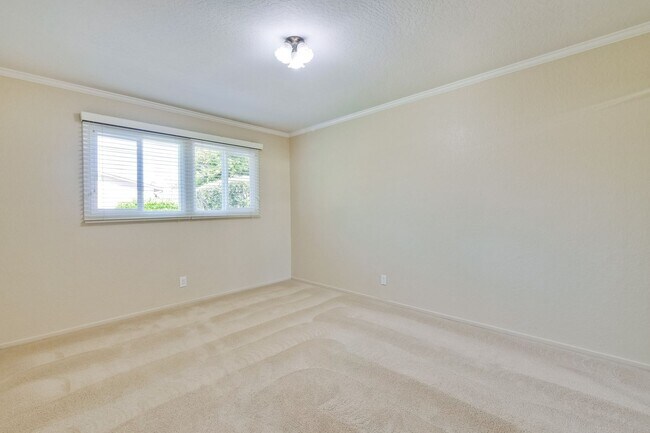 Building Photo - Excellent 4 bed 2.5 Bath Single Family Home!