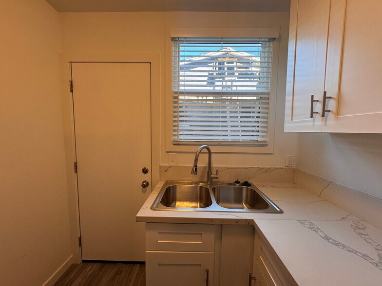 Building Photo - 456 N Westmoreland Ave