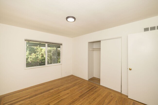 Building Photo - 691 Roble Ave