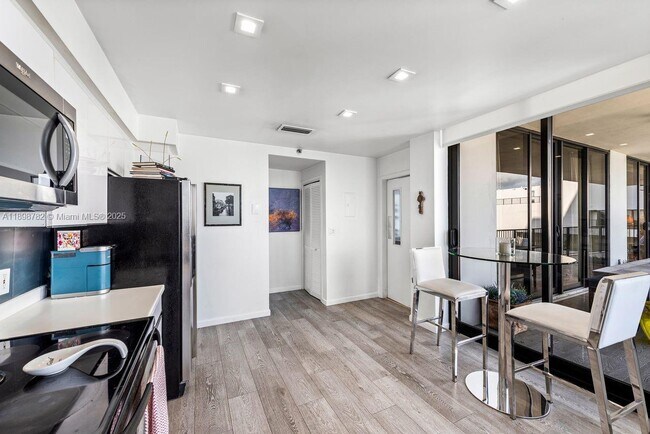 Building Photo - 1000 Venetian Way