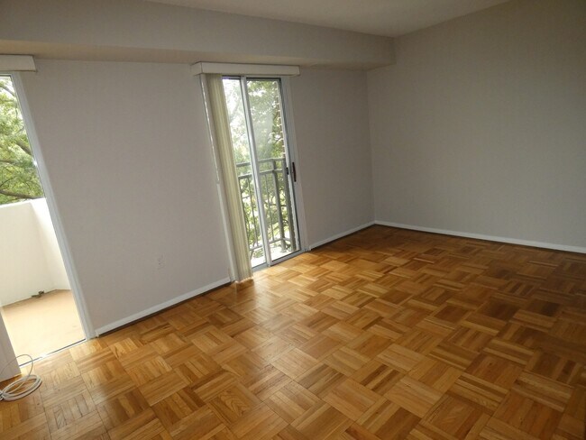 Building Photo - Renovated 1BR, 1BA + Garage Space. 2 Block...
