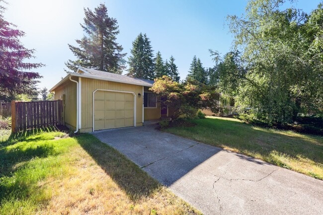 Building Photo - Move in ready now! West side cutie! 2 bed,...