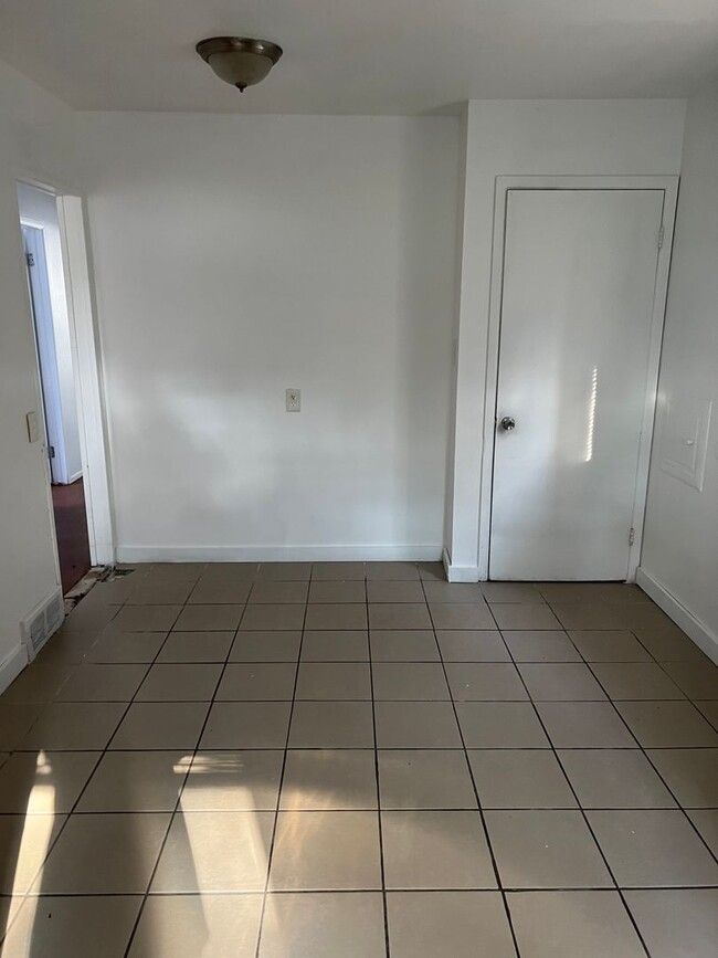 Building Photo - 3 Bedroom 1 Bath - $1200