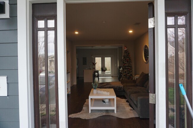 Building Photo - 509 Rosedale Ave E