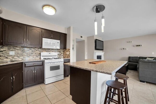Building Photo - 463 Valley Dr
