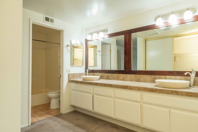 Building Photo - Beatiful house next to golf course.