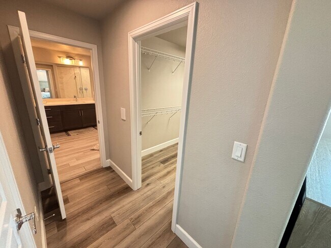 Building Photo - Contemporary 4Bed/3Bath/3 Car/+ Loft -residence located in the Silverado Ranch area