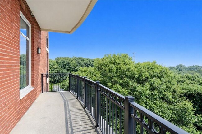 Building Photo - 3820 Roswell Rd NE