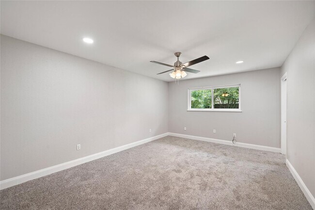 Building Photo - 6007 Claridge Dr