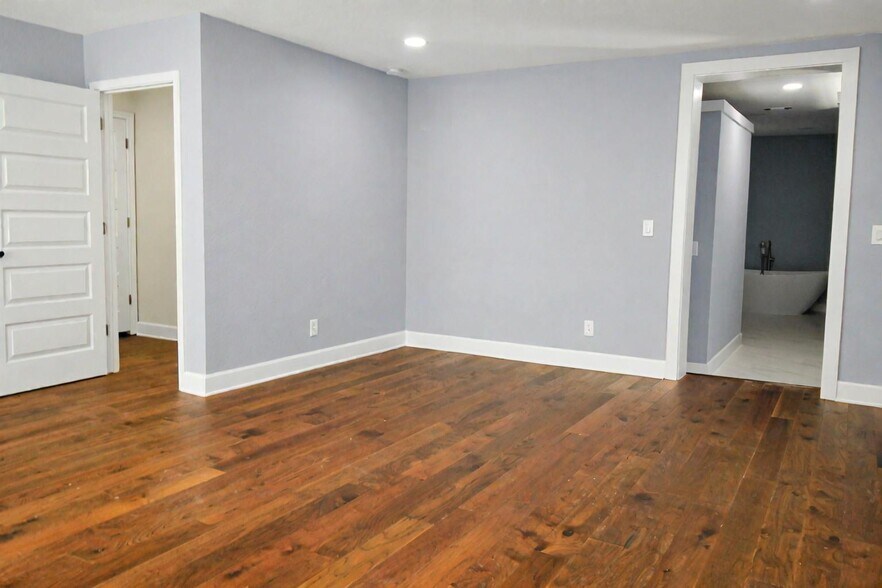 Building Photo - 610 W Rosewood Ave