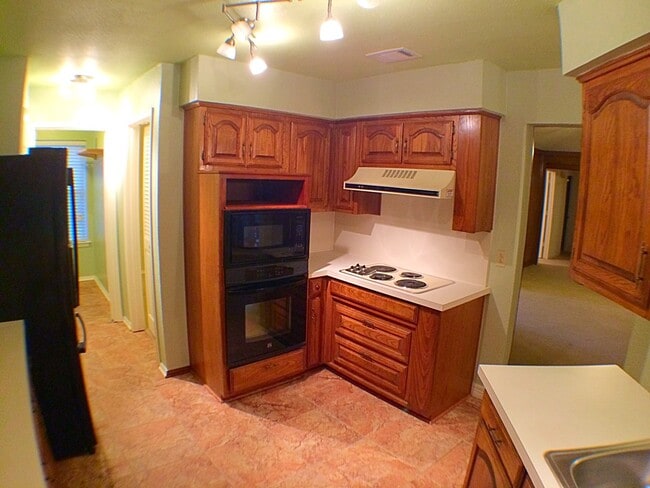 Building Photo - Charming 4 Bedroom 2.5 Bath Home In RISD!