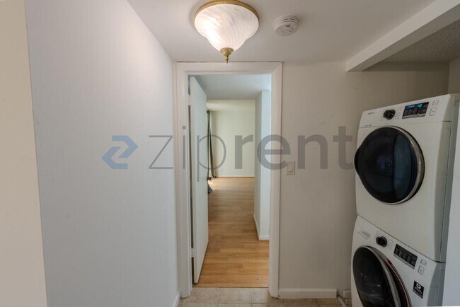 Building Photo - Unit C110