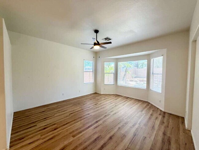 Building Photo - 885 W Aloe Pl