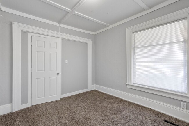 Building Photo - Don't Miss Out On This Amazing 3 bed 1 1/2...