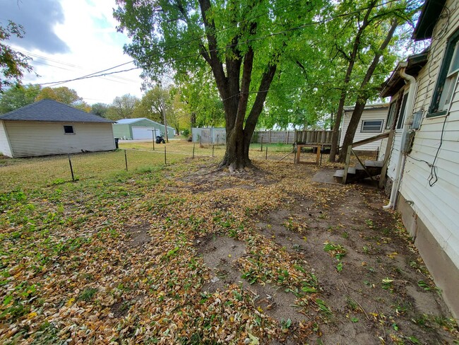 Building Photo - Cute 2 bedroom with garage & fence in back...