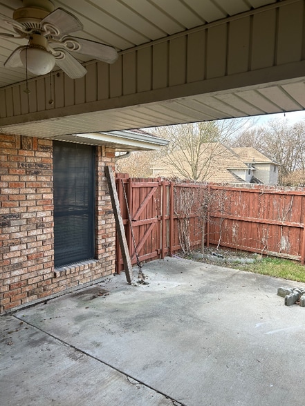 Building Photo - 801 Summit Dr