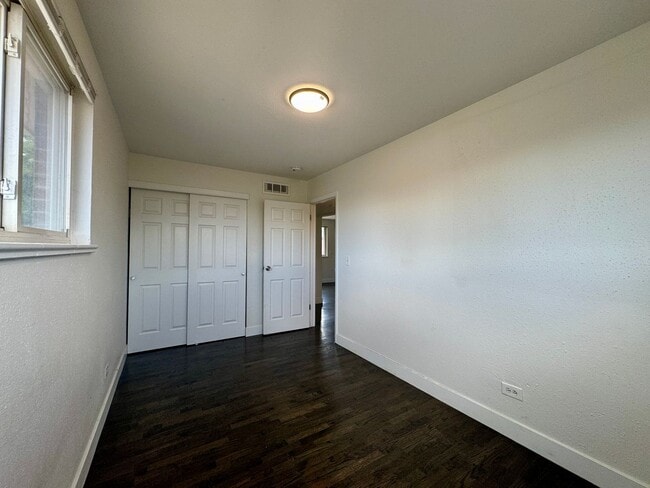 Building Photo - 2 Bedroom 1 Bath In Lakewood! Available Now!!