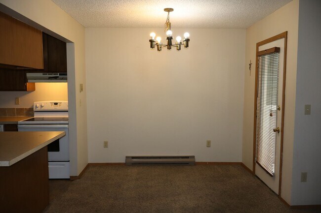 Building Photo - Spacious 2BR/2BA Condo Steps from Campus