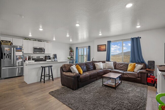 Building Photo - 988 W Broadleaf Dr