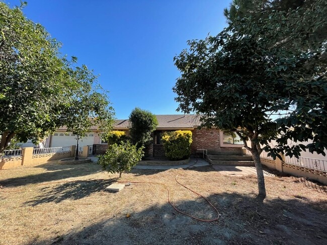 Building Photo - Four Bedroom Two Bathroom Home in Hemet!
