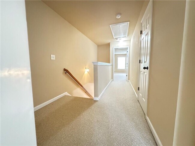 Building Photo - 738 Grove Manor Park