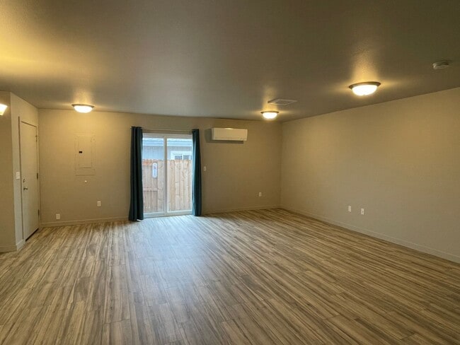 Building Photo - 3 bedroom, Modern Duplex available soon!