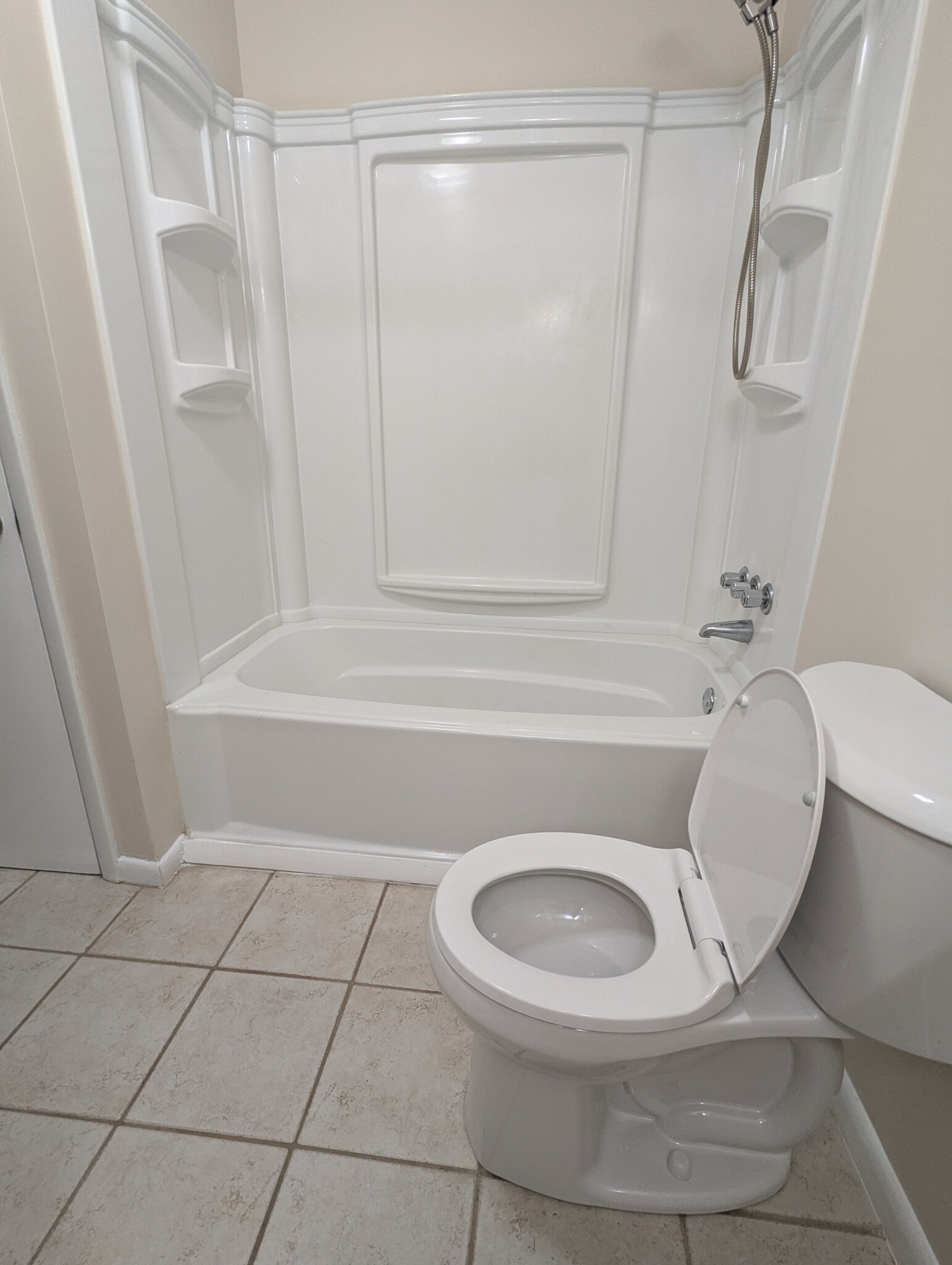 Full bathroom (upstairs) - 201 Heritage Cir