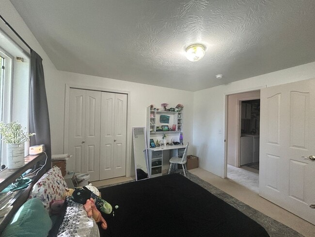 Building Photo - 3 bed 2 bath home in a great neighborhood