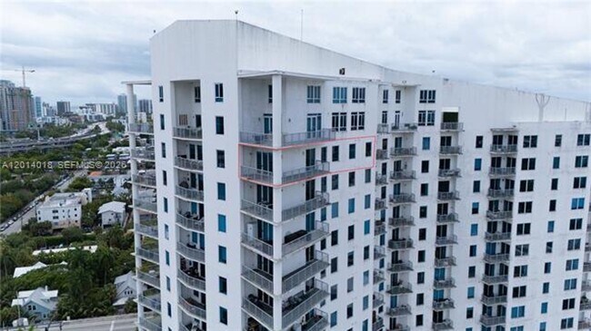 Building Photo - 10 SW South River Dr