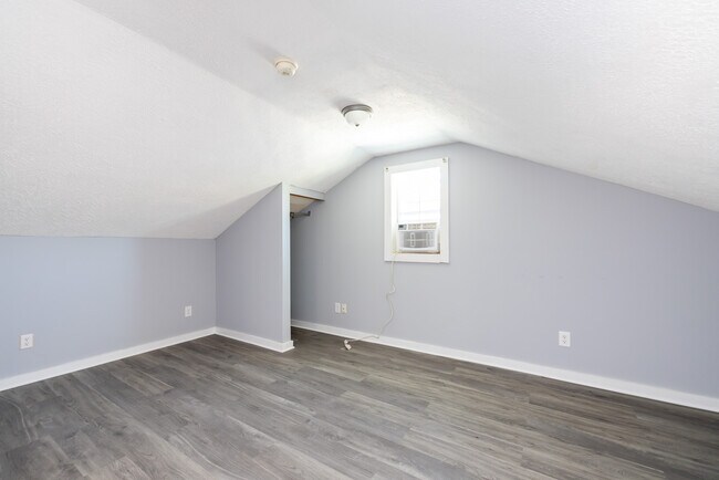 Building Photo - 1220 Manitau Ave