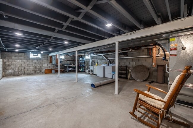 Building Photo - 503 Pineview Dr