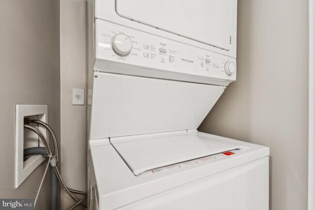 Building Photo - 145 Riverhaven Dr