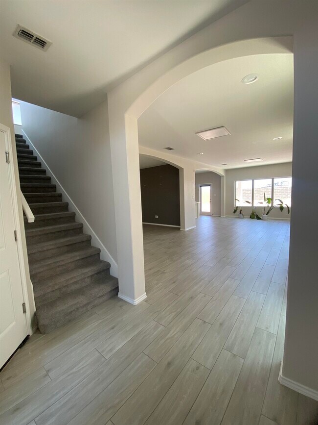 Building Photo - 9975 Rosary Ln