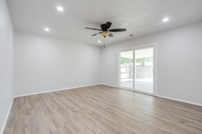 Building Photo - 4713 Newport Dr